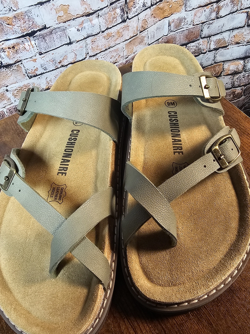 Cushionaire Sage Green Toe Loop Sandals Size 9 NWOB Genuine Leather Footbed